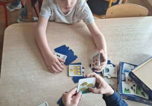 Chłopiec gra w grę