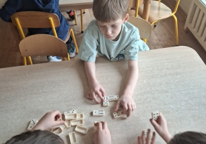 Chłopcy grają w domino