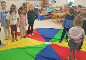 Zabawy z chustą animacyjną