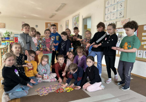 Dzieci pokazują prezenty