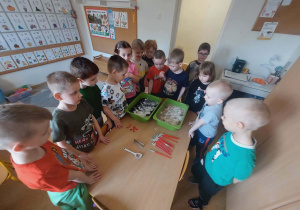 Dzieci obserwują