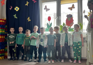 dzieci śpiewają piosenkę