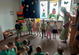 dzieci śpiewają piosenki