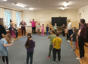 Wspólna zabawa w grupie „Jabłcusie” – relacja z zajęć otwartych!
