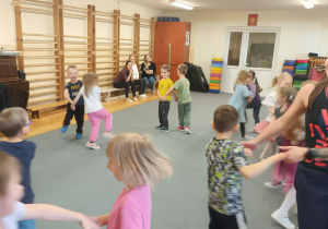 Dzieci tańczą