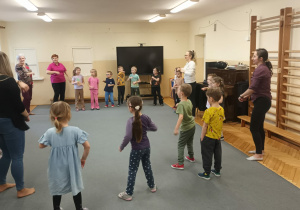 Dzieci tańczą