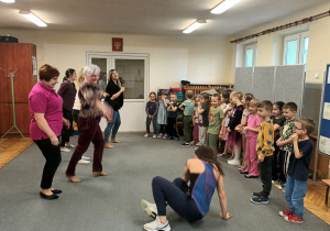 Dzieci tańczą