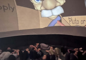 Dzieci leża na dywanie