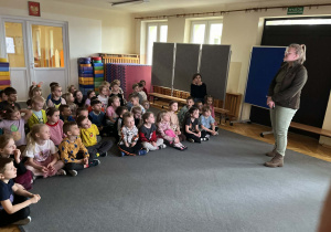 Dzieci słuchają Pani Leśnik