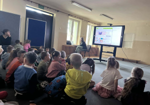 Dzieci słuchają Pani Leśnik