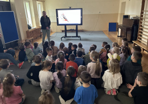 Dzieci słuchają Pani Leśnik