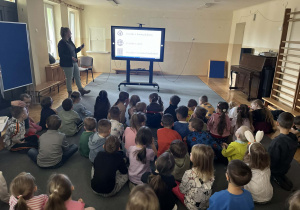 Dzieci słuchają Pani Leśnik