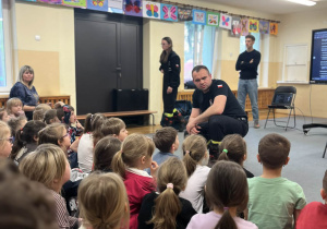 Strażak tłumaczy dzieciom