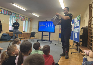 Strażak opowiada dzieciom