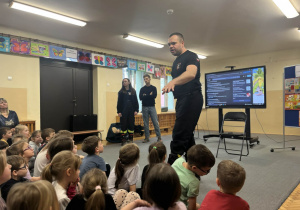 Strażak opowiada dzieciom