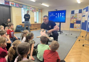 Strażak opowiada dzieciom