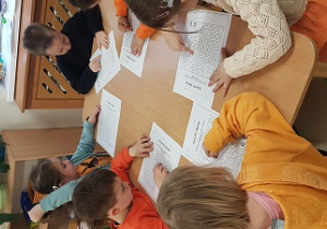 Dzieci pracują przy stolikach