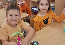 Dzieci pracują przy stolikach