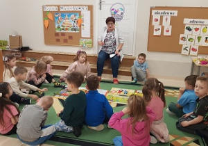 Dzieci słuchają Pani Lidki