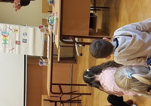 Dzieci siedza na podłodze