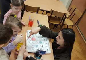Dzieci stoją przy ławce