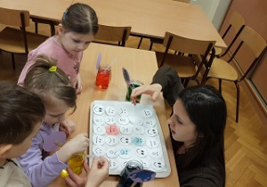 Dzieci stoją przy ławce