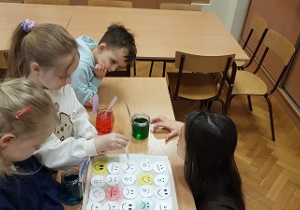 Dzieci stoją przy ławce