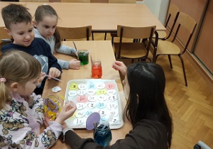 Dzieci stoją przy ławce