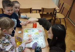 Dzieci stoją przy ławce