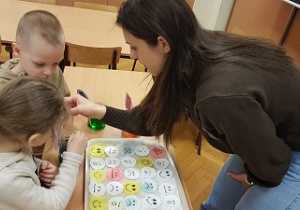 Dzieci stoją przy ławce