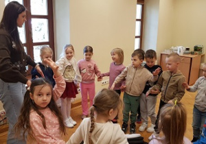 Dzieci stoją w kole