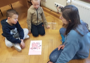 Dzieci siedzą na podłodze
