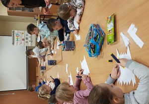 Dzieci siedzą na podłodze