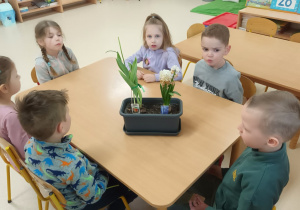 Dzieci siedzą przy stoliku