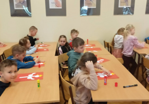 Dzieci pracują przy stolikach