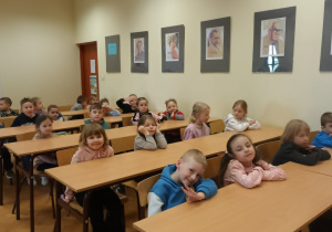 Dzieci pracują przy stolikach