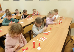 Dzieci pracują przy stolikach