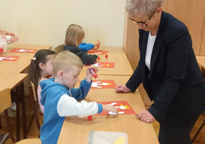 Dzieci pracują przy stolikach