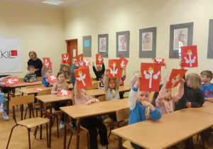 Dzieci pracują przy stolikach