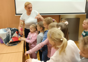 Dzieci słuchają Pani