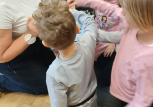 Dzieci słuchają Pani