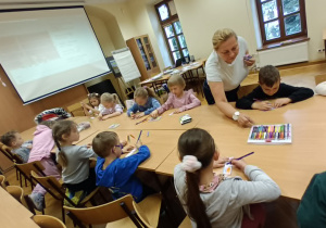 Dzieci pracują w ławkach