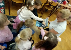 Dzieci oglądają książke
