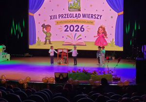 Dzieci prezentują się na scenie