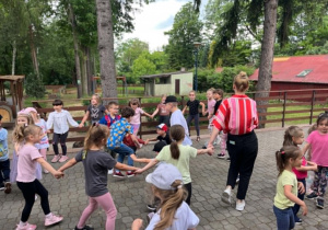 Dzieci tańczą na tarasie