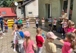 Dzieci tańczą na tarasie