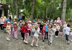 Dzieci tańczą na tarasie