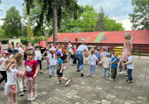 Dzieci tańczą na tarasie