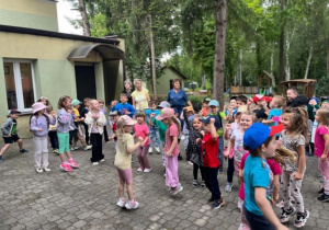 Dzieci tańczą na tarasie