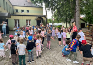 Dzieci tańczą na tarasie